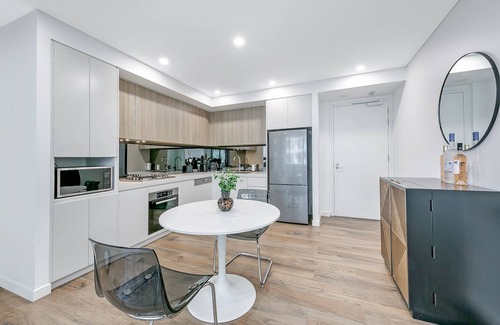Ryde Apartment | Chic & Private 1 Bedroom APT with Hypnotic City Views