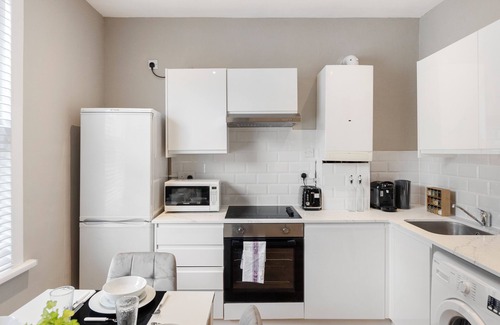 Duckett's Green House | Chic & Radiant Retreat in Harringay Ladder