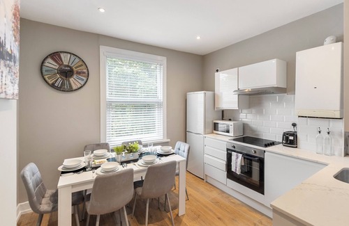 Duckett's Green House | Chic & Radiant Retreat in Harringay Ladder