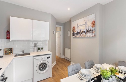 Duckett's Green House | Chic & Radiant Retreat in Harringay Ladder