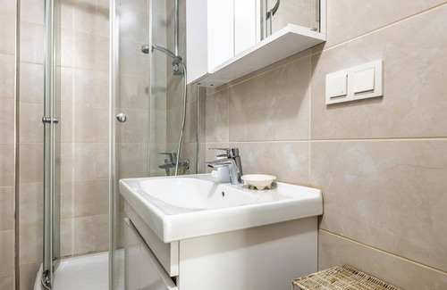 Moda Apartment | Chic Residence w Balcony 5 min to Bull Statue