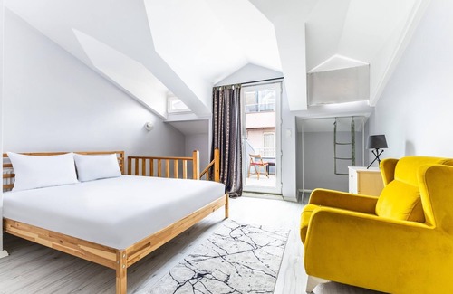 Moda Apartment | Chic Residence w Balcony 5 min to Bull Statue