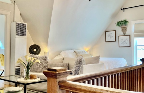 Oak Park Apartment | Chic Retreat, 2 Queen Beds, FREE PARKING, Walk to Train