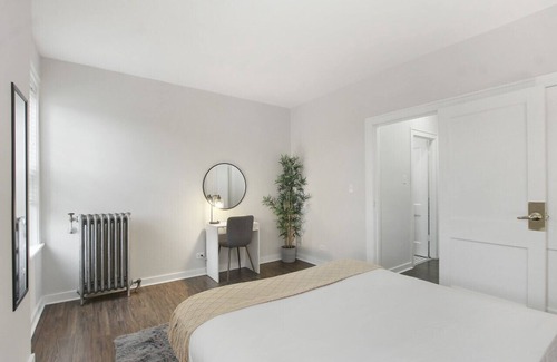 Hyde Park Apartment | Chic Retreat: Cozy 1BR Apartment