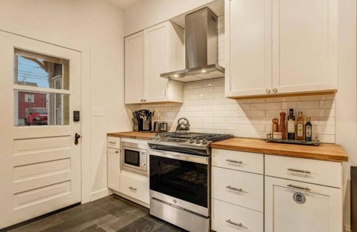 Stroudsburg Apartment | Chic Retreat Downtown Stroudsburg | 3BR+Sleeps 10