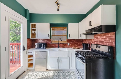 Oak Cliff Apartment | Chic Retreat in Historic Oak Cliff – Cozy&Central!