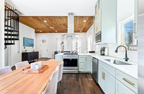 Brentwood House | Chic Retreat in North Central Austin for 6!