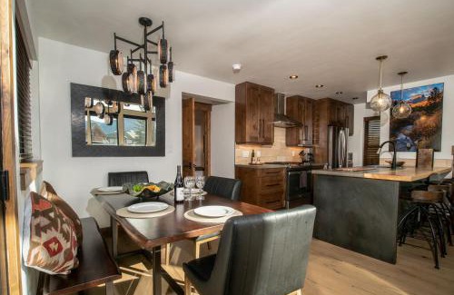 Estes Park House | Chic Retreat Indoor Outdoor Fireplace, Private Jacuzzi, Great Location!