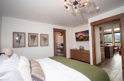 Estes Park House | Chic Retreat Indoor Outdoor Fireplace, Private Jacuzzi, Great Location!
