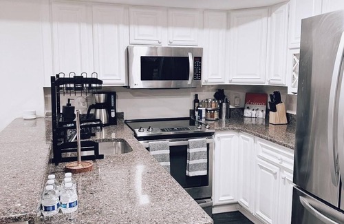Eckington House | Chic Retreat Near Capitol Hill with Office Space & SoulCycle Bikennnnnnnn