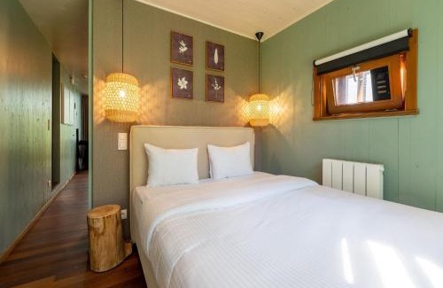 Maubray House | Chic Retreat with Sauna