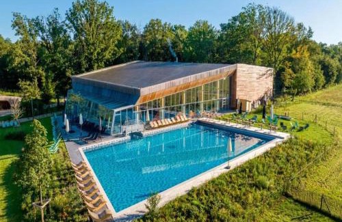 Maubray House | Chic Retreat with Sauna