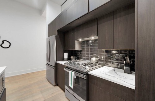 Downtown Chicago Apartment | Chic River North Condo 2BR 2BA with Private Balcony