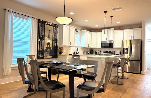 Five Points House | Chic Riverside Residence
