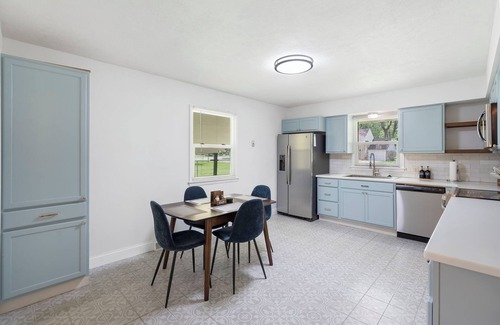 Springfield House | Chic & Rustic Bungalow 3-bd house w/fitness room & WiFi in peaceful Springfield