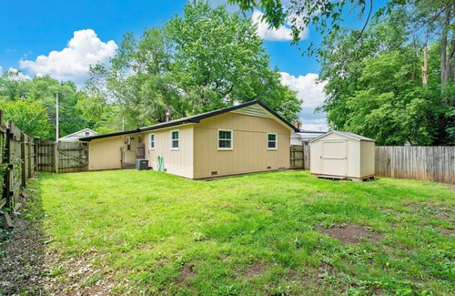 Springfield House | Chic & Rustic Bungalow 3-bd house w/fitness room & WiFi in peaceful Springfield