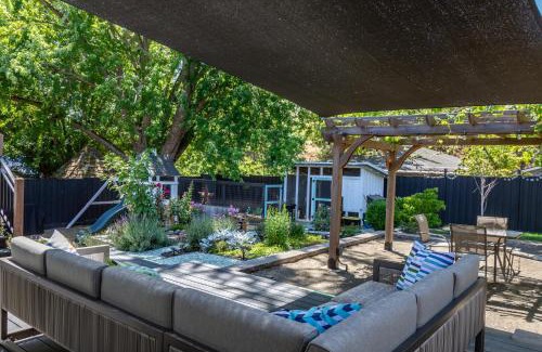 Roseburg House | Chic RV Retreat, Stunning Yard in Roseburg