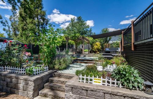 Roseburg House | Chic RV Retreat, Stunning Yard in Roseburg