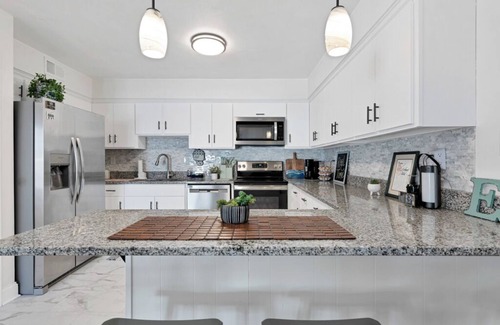 Chic's Beach Apartment | Chic’s Beach 2BR Home 30+ Day Stay Pet-Friendly