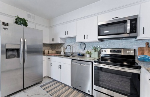 Chic's Beach Apartment | Chic’s Beach 2BR Home 30+ Day Stay Pet-Friendly