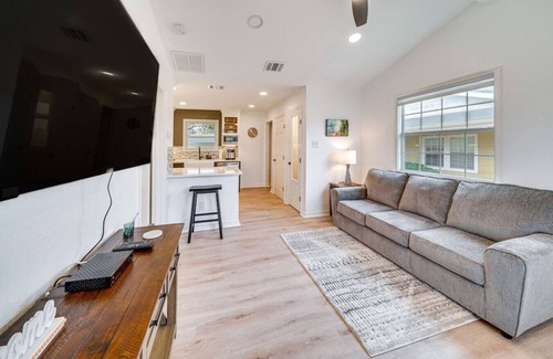 Northwest Los Angeles Heights Cottage | Chic San Antonio Cottage: 5 Miles to Downtown
