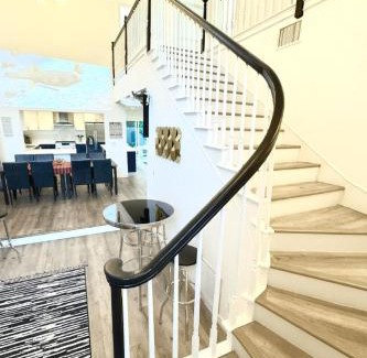 Sunset Park House | Chic Santa Monica House - Spa Hot Tub, Billiards, BBQ, Projector