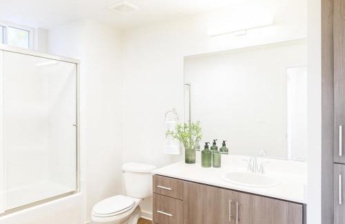 Sunset Park House | Chic Santa Monica House - Spa Hot Tub, Billiards, BBQ, Projector