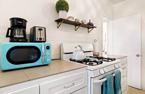 Mid-City Apartment | Chic Santa Monica 1BR Cottage with Parking and Washer&Dryer