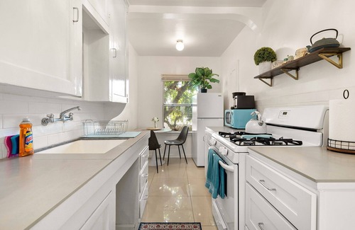 Mid-City Apartment | Chic Santa Monica 1BR Cottage with Parking and Washer&Dryer
