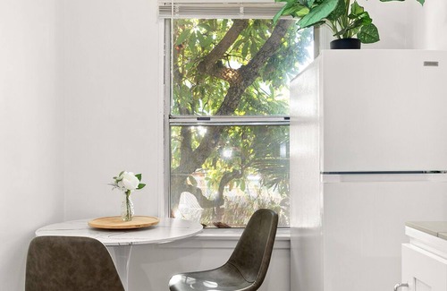 Mid-City Apartment | Chic Santa Monica 1BR Cottage with Parking and Washer&Dryer