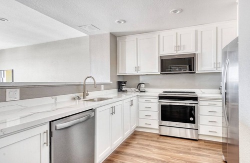 San Jose Apartment | Chic Santana Row 2BR w/Pool & Garage, 10 mins to Google, by Blueground