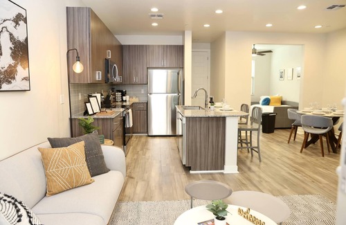 Village Grove House | Chic Scottsdale Retreat | Snowbirds & PHX Events | Townhome 2bd+den+pool+garage
