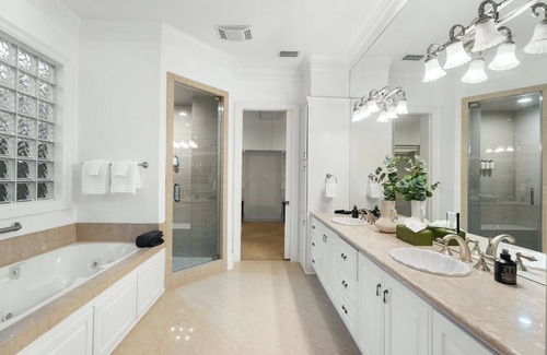 Tarrytown House | Chic & Secluded 4 BDR in Desirable Tarrytown! Sleeps 10 and 10 mins to Downtown!