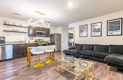 Northside House | Chic smart home - 15 mins from Downtown