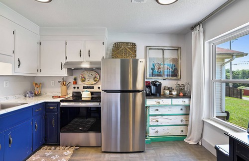 Seymour Cottage | Chic Smoky Mtn Stay W/Hot Tub & Barista Coffee Bar