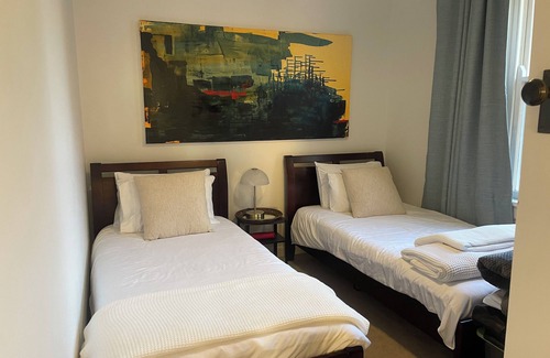 Darling Point Apartment | Chic & Sophisticated Art Deco Apartment. Amazing Sydney Harbour Views. Balcony.