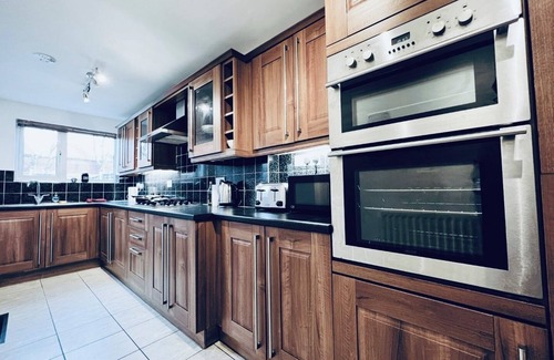Wyken House | Chic & Spacious 4-Bedroom Apartment – Berry Mansions