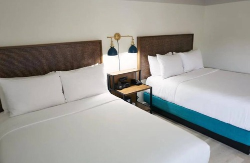 Downtown San Francisco Hotel | Chic Stay with Heated Pool, Steps from Union Square & Popular Attractions