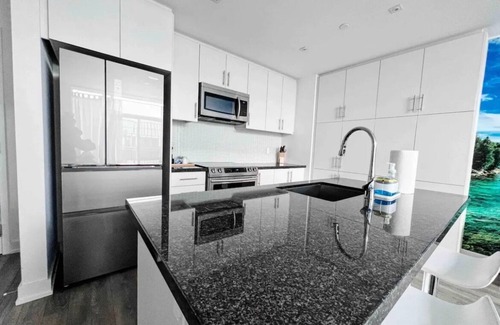 Innisfil Condo | Chic Staycation Condo at FH
