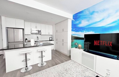 Innisfil Condo | Chic Staycation Condo at FH