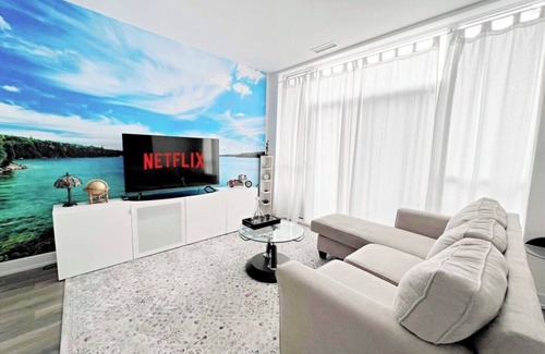 Innisfil Condo | Chic Staycation Condo at FH