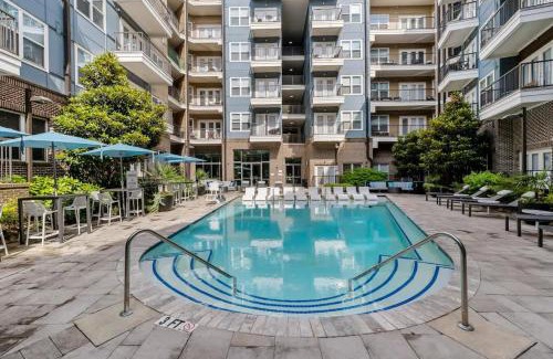 Cherry Apartment | Chic Studio - 5 Min DT, Gym, Parking, W-D - Sleeps 6