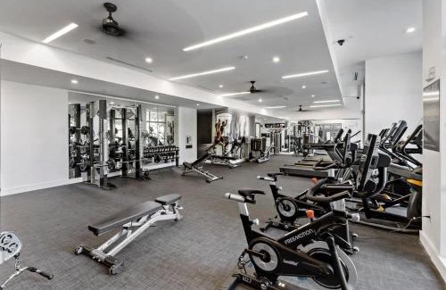 Cherry Apartment | Chic Studio - 5 Min DT, Gym, Parking, W-D - Sleeps 6