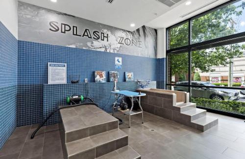 Cherry Apartment | Chic Studio - 5 Min DT, Gym, Parking, W-D - Sleeps 6