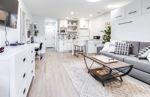 Wesley Chapel Condo | Chic Studio Condo w/Murphy Bed | Desk | Kitchenette & Golf Views – Perfect for Work & Relaxation!