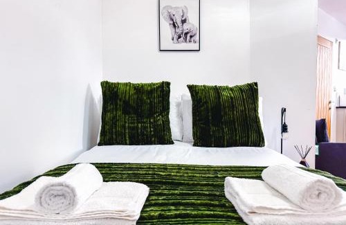 Pudsey Apartment | Chic Studio, Free parking, Sleeps 2