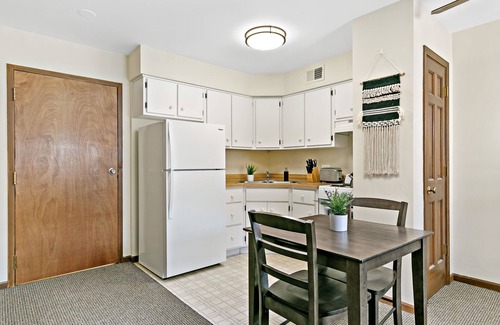 Highland Park Apartment | Chic Studio in Downtown Highland Park near Metra