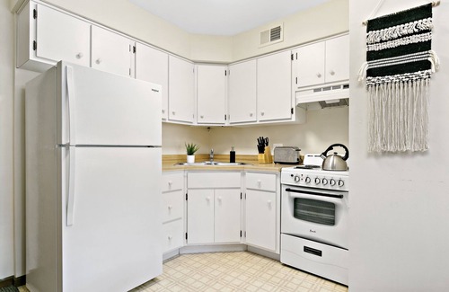 Highland Park Apartment | Chic Studio in Downtown Highland Park near Metra