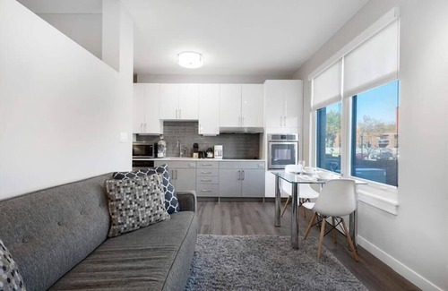 Central-Maverick Square - Paris Street House | Chic Studio | Kitchen | in-unit Washer/Dryer | near Boston Harbor | GLS