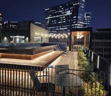 Sandown Apartment | Chic Studio with Panoramic Sandton Views